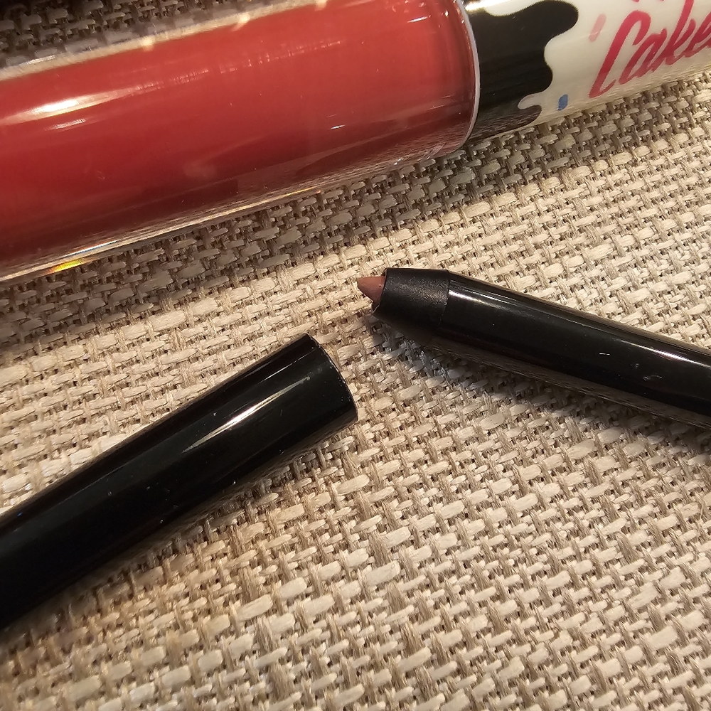 Lip Bundle: liquid lipsticks and lip pencil in nudes/reds Context Half Caked - Picture 5 of 6